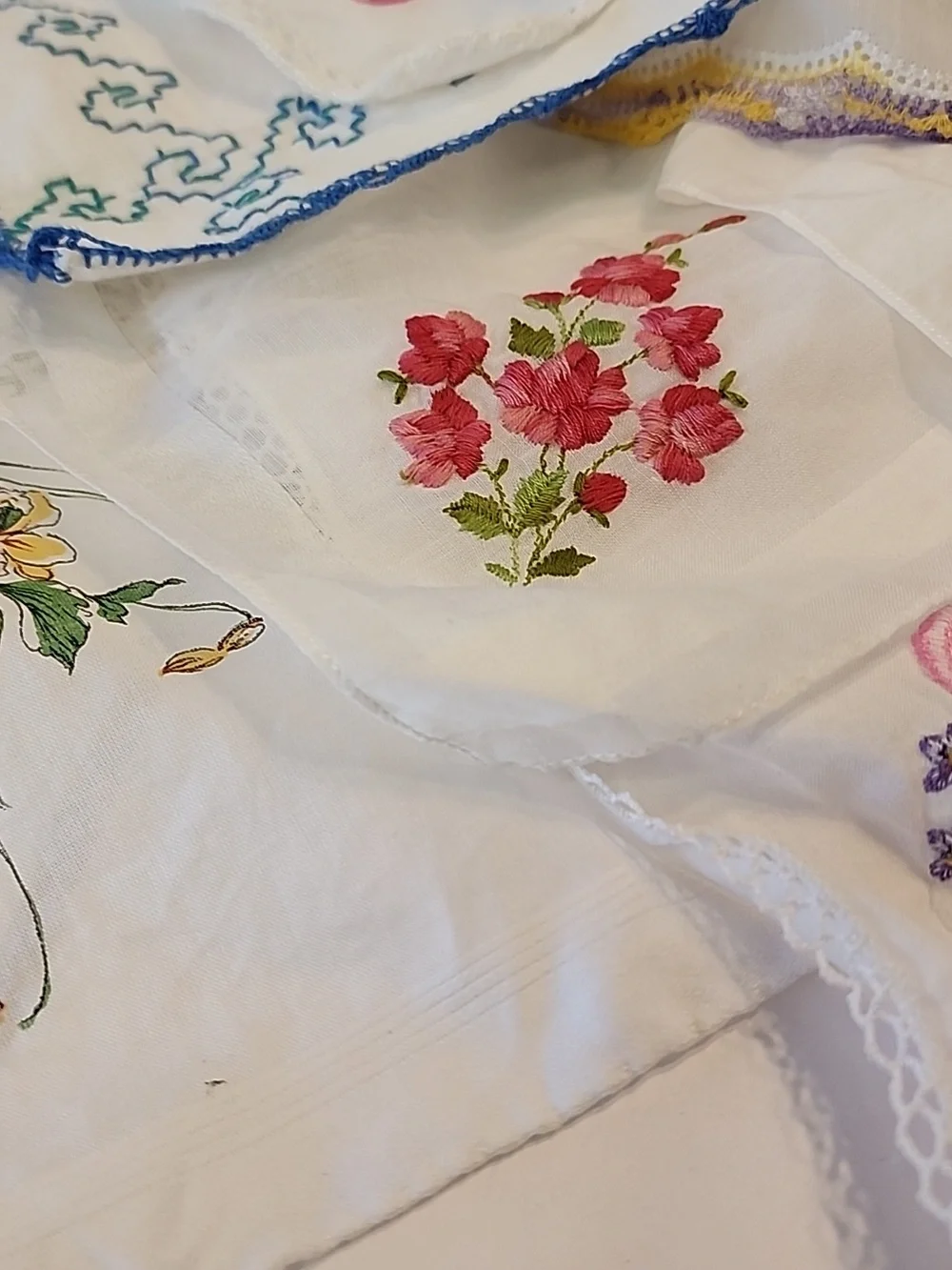 17 Assorted White & Colored Embroidered Linen Or Cotton HANKIES / Handkerchiefs - Picture 5 of 7
